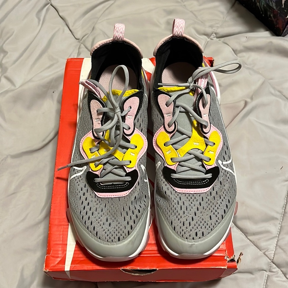 GIRLS Nike Vision React ‘LIGHT SMOKE’ (Size 7)